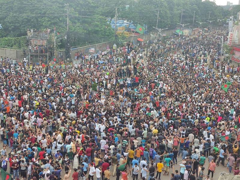 শেখ হাসিনার পদত্যাগের খবর প্রচারিত হওয়ার পর চট্টগ্রামের নিউমার্কেট মোড়ে জনতার ঢ্ল। আজ বিকেল তিনটায়